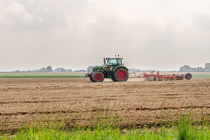 Traktoriukas tvarko nušienautą lauką