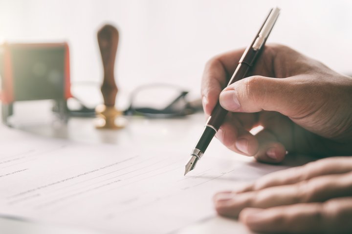 Ranka laiko tušinuką ir pasiruošusi rašyti