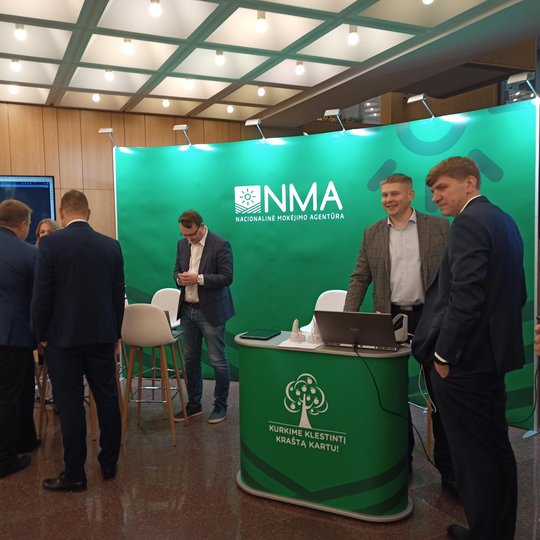 NMA darbuotojai konsultuoja parodos dalyvius