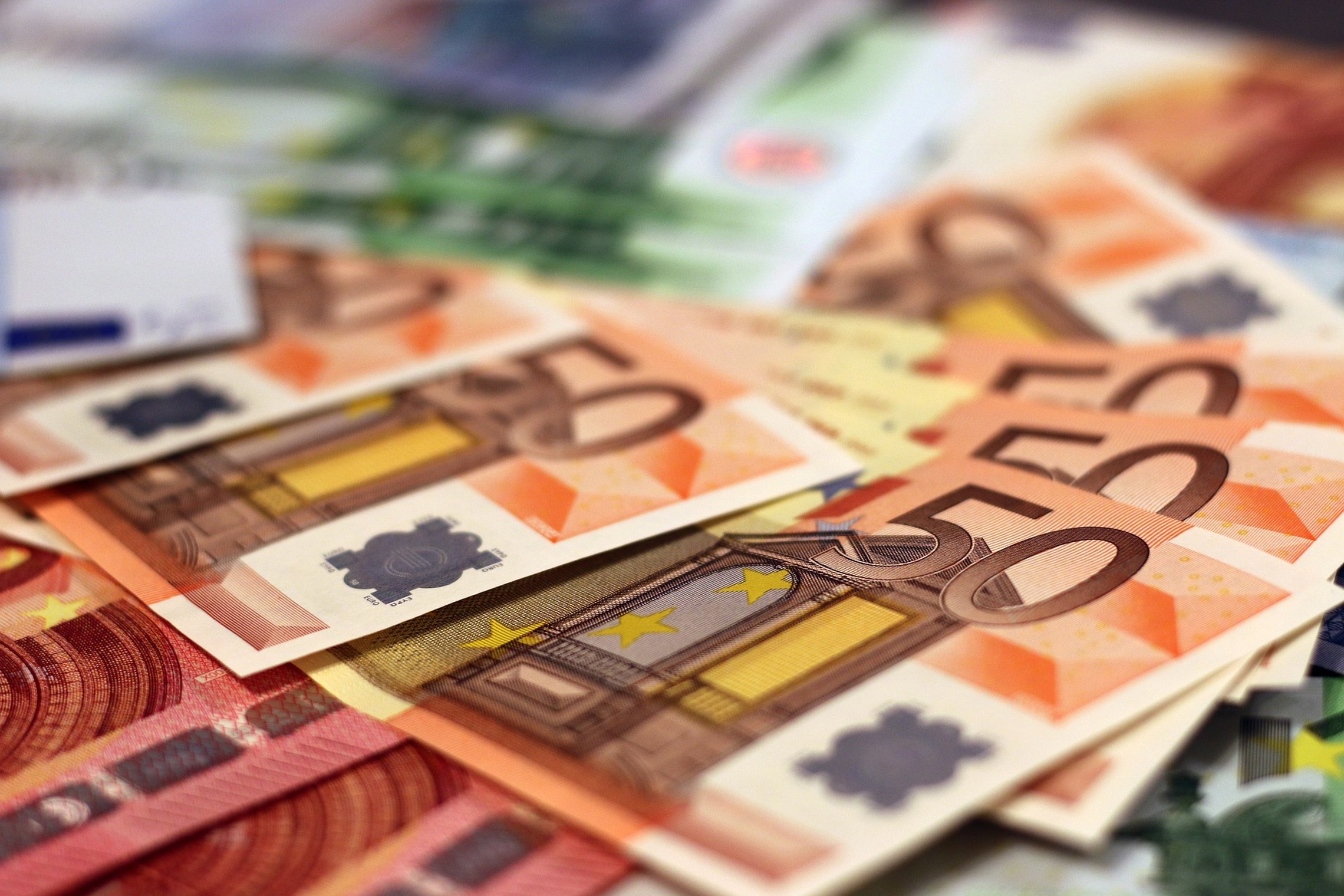 Išdėlioti eurų banknotai