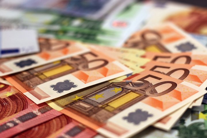 Išdėlioti eurų banknotai