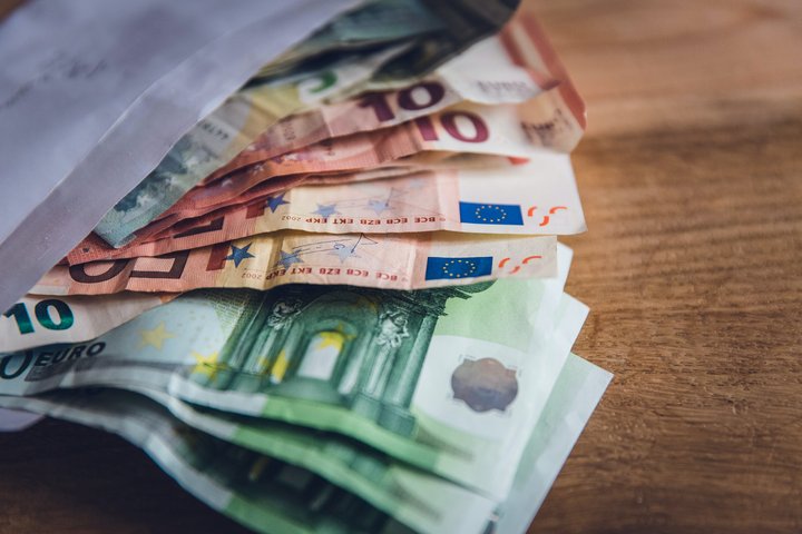 Eurų banknotai ant stalo