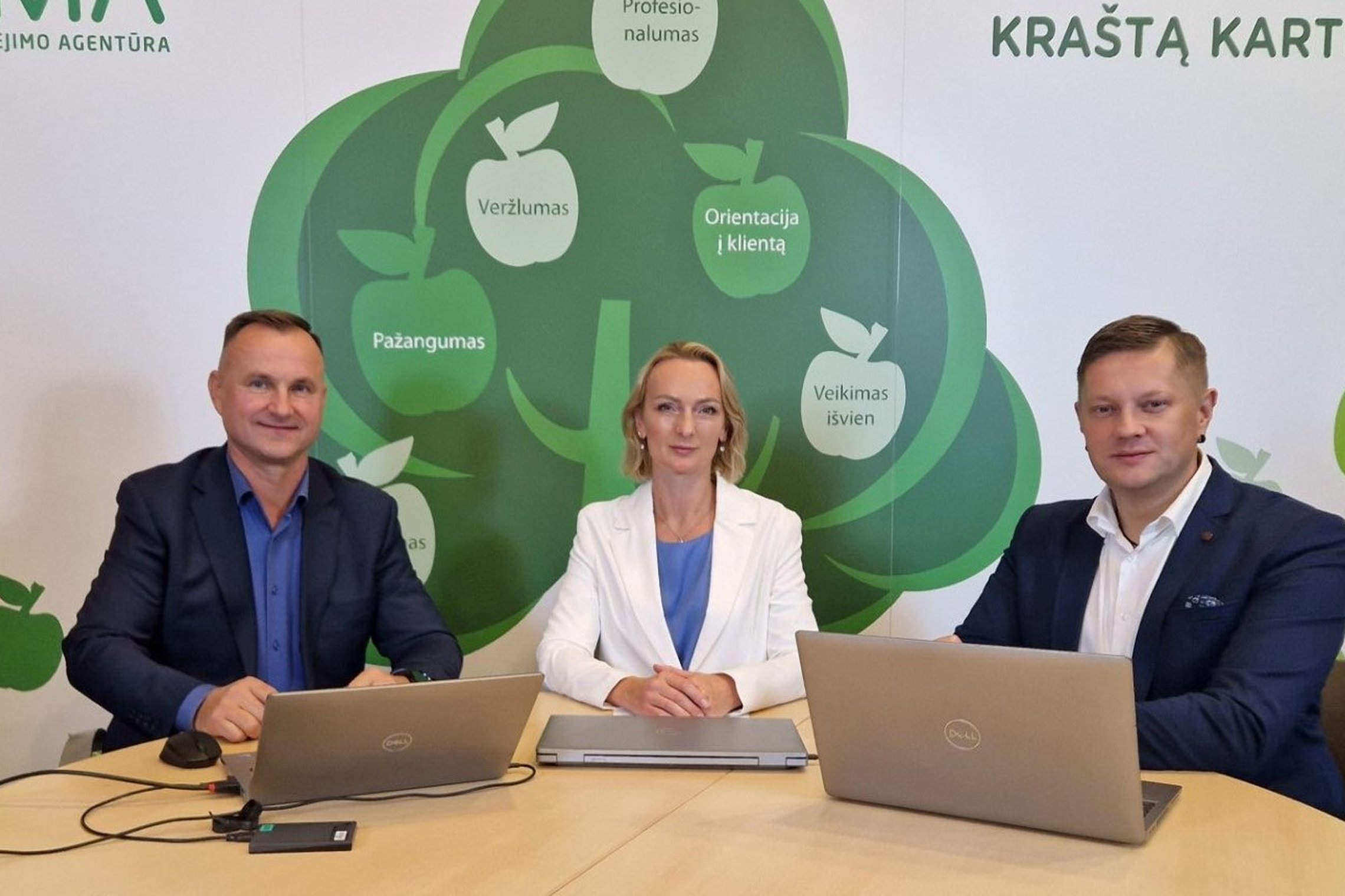 Transliacijos dalyviai žiūri į kamerą