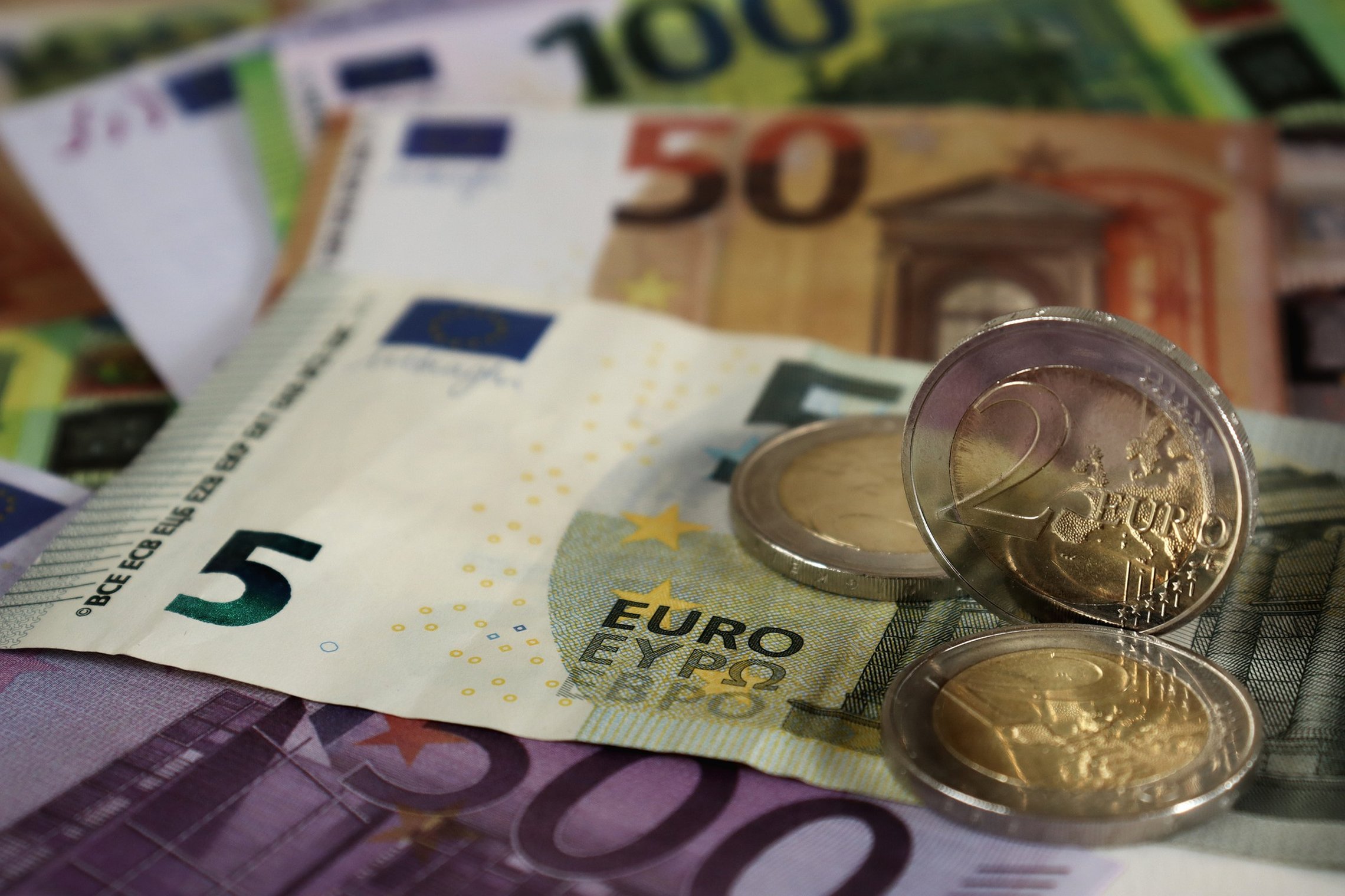 Padėti pinigai banknotais ir monetomis