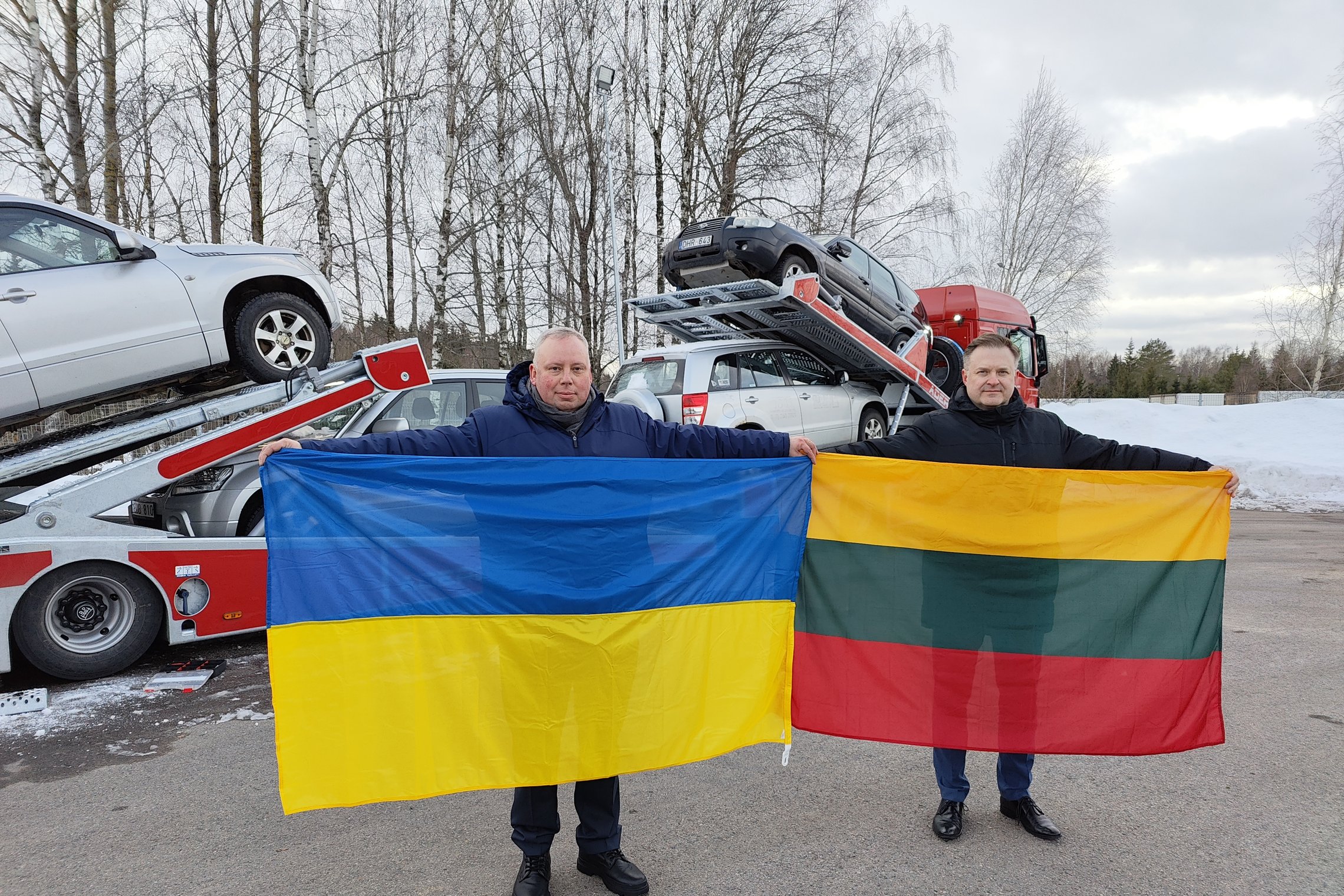 NMA direktorius ir Teisės departamento direktorius laiko Lietuvos ir Ukrainos vėliavas