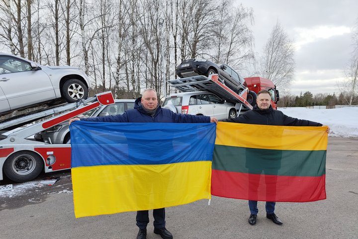 NMA direktorius ir Teisės departamento direktorius laiko Lietuvos ir Ukrainos vėliavas