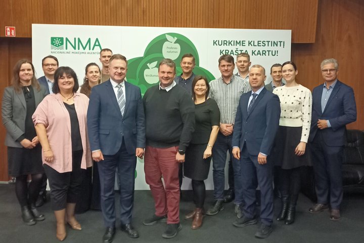 NMA lankosi Estijos delegacija