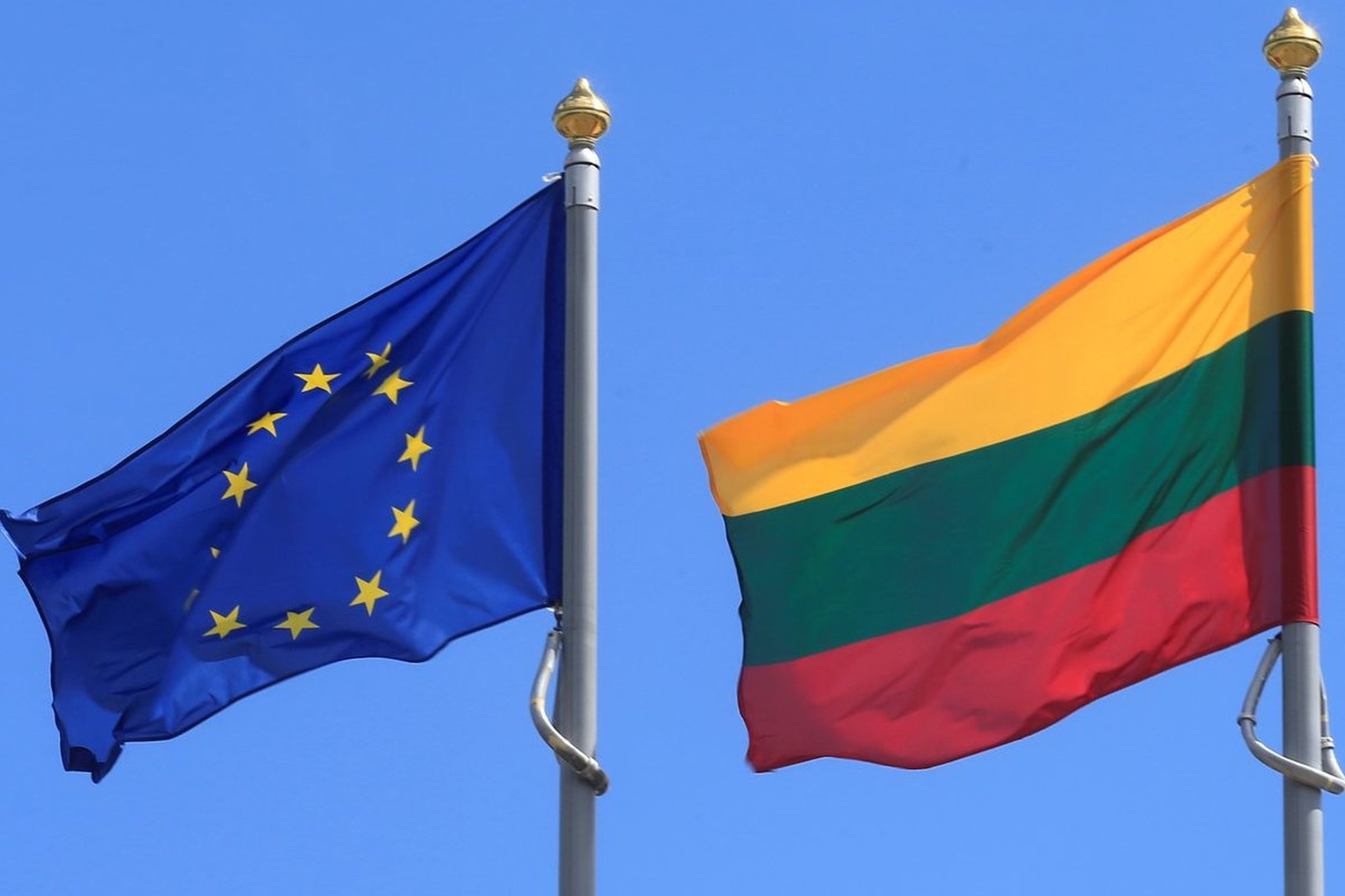 Europos sąjungos ir Lietuvos vėliavos