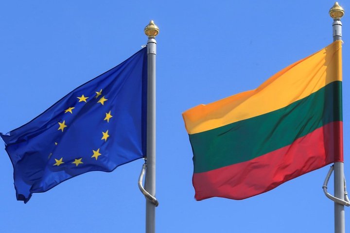 Europos sąjungos ir Lietuvos vėliavos