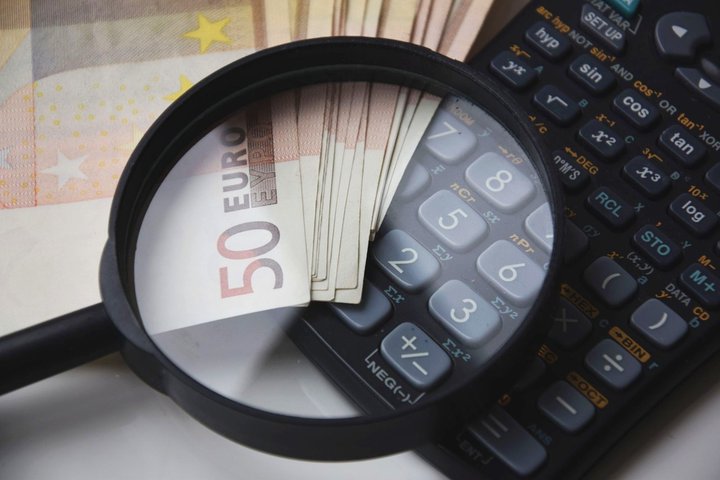 Lūpa priartina euro kupiūras