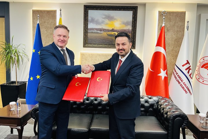 NMA direktorius spaudžia ranką Turkijos kaimo plėtros ir žemės ūkiui paramos institucijos direktoriui