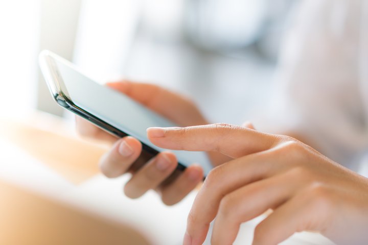 Telefonas rankoje, kuris valdomas pirštu