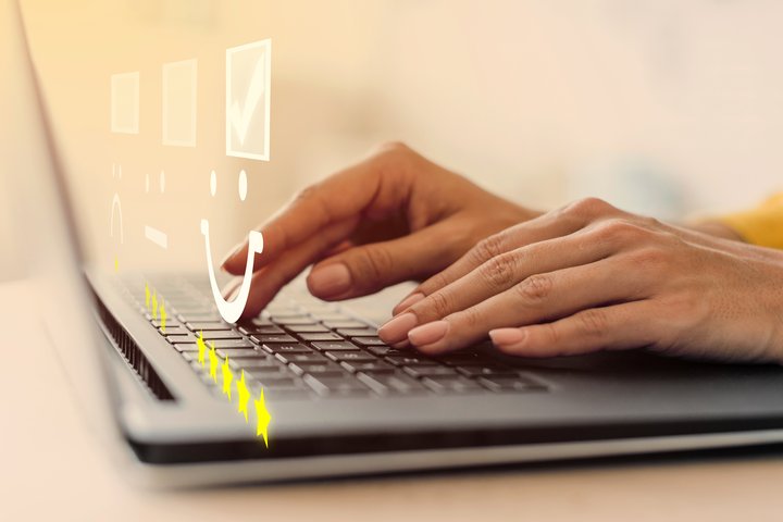 Moteris, dirbanti su kompiuteriu, vertinanti suteiktas paslaugas internetu