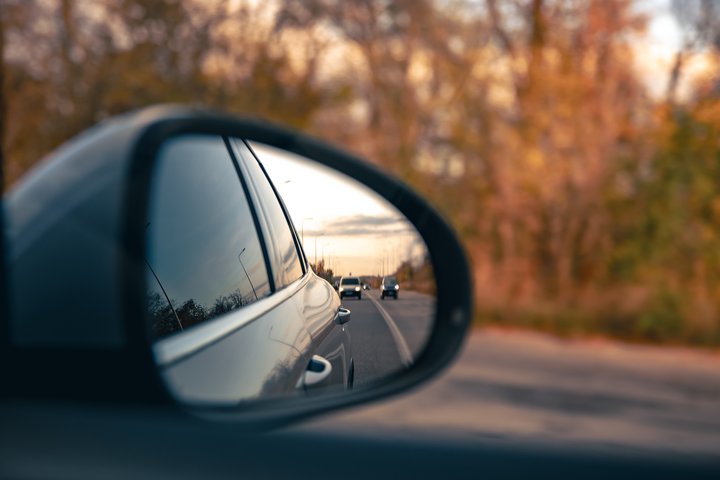 Automobilio šoninio veidrodėlio vaizdas